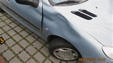 Řidička peugeotu přimáčkla při couvání ženu na její ford tak silně, že obě auta... Řidička peugeotu přimáčkla při couvání ženu na její ford tak silně, že obě auta...