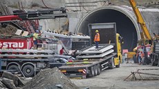 Práce na tunelu mezi Kyšicemi a okrajem Plzně běží naplno. V jižním tubusu... Práce na tunelu mezi Kyšicemi a okrajem Plzně běží naplno. V jižním tubusu...