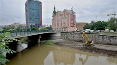 Levý břeh Radbuzy v centru Plzně se začíná měnit. Do listopadu se má proměnit v... Levý břeh Radbuzy v centru Plzně se začíná měnit. Do listopadu se má proměnit v...
