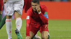 Cristiano Ronaldo se po jednom ze souboj se panlským soupeem ocitl na zemi.