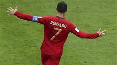 FENOMÉN. Portugalský kapitán Cristiano Ronaldo slaví svj tetí gól v utkání se...