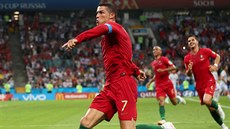 SÍÍÍÍÍÍÍ! Portugalský stelec Cristiano Ronaldo oslavuje tetí branku v utkání...
