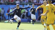 OSTRÝ VOLEJ. Francouzský útočník Antoine Griezmann pálí během zápasu s... OSTRÝ VOLEJ. Francouzský útočník Antoine Griezmann pálí během zápasu s...