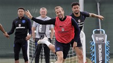 VESELO NA ANGLICKÉM TRÉNINKU. V souboji o balon Harry Kane (uprostřed) a Kyle... VESELO NA ANGLICKÉM TRÉNINKU. V souboji o balon Harry Kane (uprostřed) a Kyle...