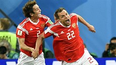 Ruský útoník Arom Dzjuba (vpravo) slaví tetí ruský gól do egyptské sít.