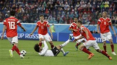 PENALTOVÝ ZÁKROK. Egyptský ofenzivní záloník Mohamed Salah (uprosted) se po...