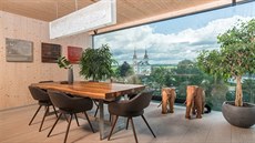 Estetika interiéru je zakončena panely z čirého skla, které přinášejí přirozené... Estetika interiéru je zakončena panely z čirého skla, které přinášejí přirozené...