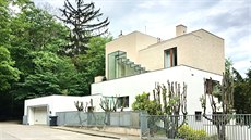 Studio Znamení čtyř kompletně přestavělo nepříliš atraktivní dům ze 70. let na... Studio Znamení čtyř kompletně přestavělo nepříliš atraktivní dům ze 70. let na...