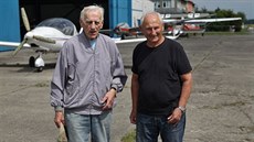 Karel Konečný (vpravo) a Jaroslav Kulveit se věnovali letectví přes šedesát... Karel Konečný (vpravo) a Jaroslav Kulveit se věnovali letectví přes šedesát...