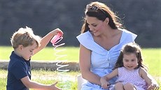 Princ George, vévodkyně Kate a princezna Charlotte na charitativním zápase... Princ George, vévodkyně Kate a princezna Charlotte na charitativním zápase...