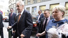 Prezident Miloš Zeman v doprovodu ochranky a manželky Ivany přijel do pražské... Prezident Miloš Zeman v doprovodu ochranky a manželky Ivany přijel do pražské...