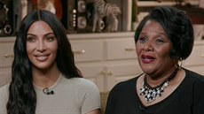 Kim Kardashianová a Alice Marie Johnsonová (14. června 2018) Kim Kardashianová a Alice Marie Johnsonová (14. června 2018)