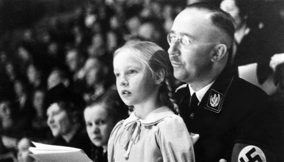 éf SS Heinrich Himmler se svojí dcerou Gudrun na archivním snímku z bezna 1938