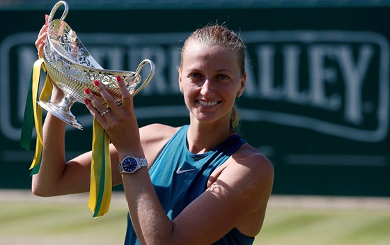 Petra Kvitová pózuje s trofejí pro vítzku turnaje v Birminghamu.