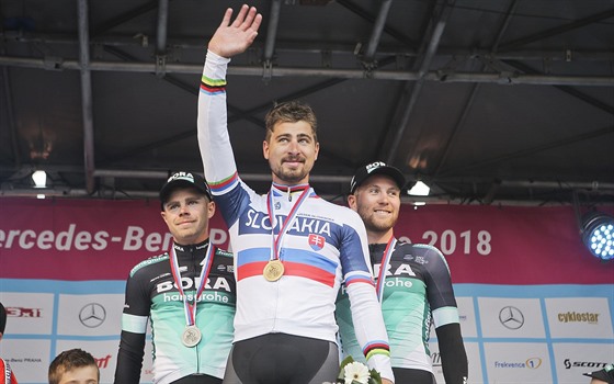 SAGAN A JEHO MUI. Peter Sagan, poesté ampion Slovenska, zdraví z pódia v Plzni fanouci. Za ním stojí jeho mui z týmu Bora: bratr Juraj a Michael Kolá, který se vak po ampionátu rozhodl ukonit kariéru.