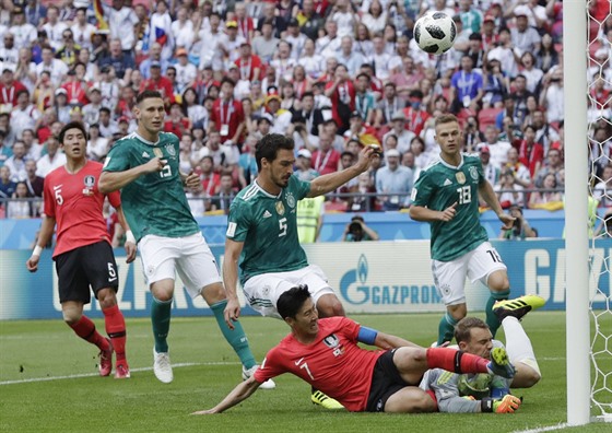 Nmecký gólman Manuel Neuer napravuje svoje zaváhání po pímém kopu.