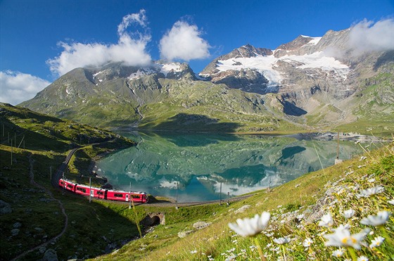 Zastvka slo 5: Vlak Rhtsk drhy v prsmyku Bernina