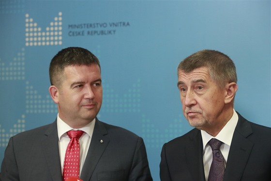 Premiér Andrej Babi uvedl do úadu nového ministra vnitra Jana Hamáka z SSD....