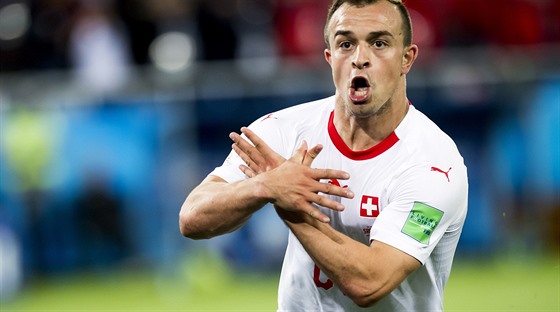 Fotbalista Xherdan Shaqiri  slaví politickým gestem gól výcarska na MS proti...