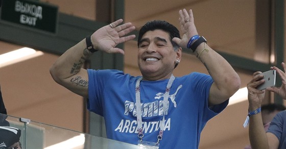 Argentinsk legenda Diego Maradona sleduje duel s Chorvatskem.