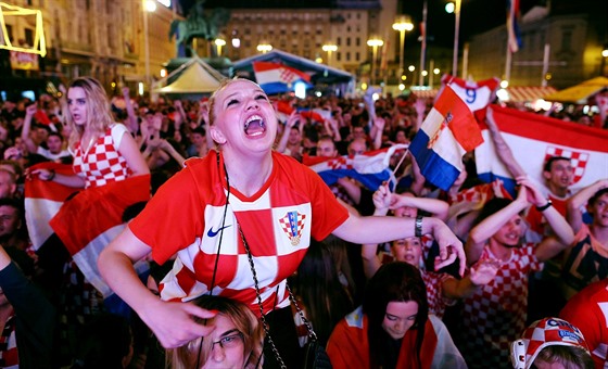 Chorvattí fanouci se radují v ulicích Záhebu z výhry nad Argentinou.