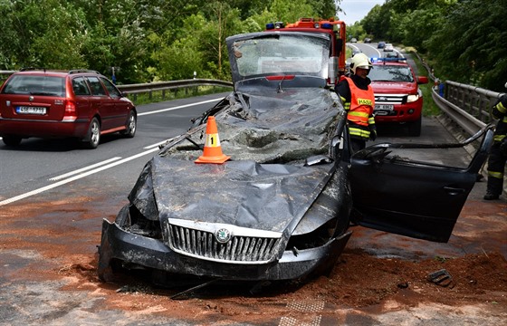 Na eskobrodsku se v pátek zítilo osobní auto ze silnice do potoka. Hasii z...