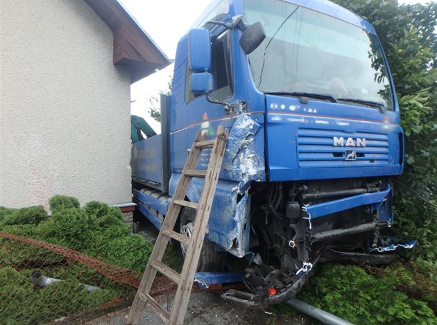 Nákladní auto skonilo na zahrad domu v Líp nad Orlicí na Rychnovsku (28. 6....