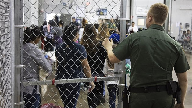 Detenční centrum pro ilegální migranty v texaském městě McAllen (17. června... Detenční centrum pro ilegální migranty v texaském městě McAllen (17. června...