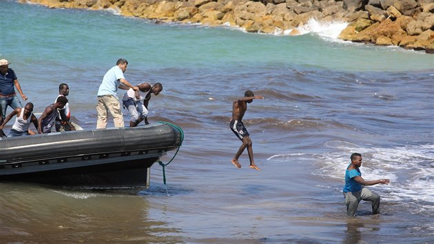 Afričtí migranti východně od libyjského Tripolisu (20. června 2018) Afričtí migranti východně od libyjského Tripolisu (20. června 2018)