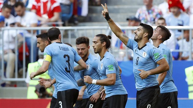 Fotbalisté Uruguaye se radují ze vstřelené branky proti Rusku. Fotbalisté Uruguaye se radují ze vstřelené branky proti Rusku.