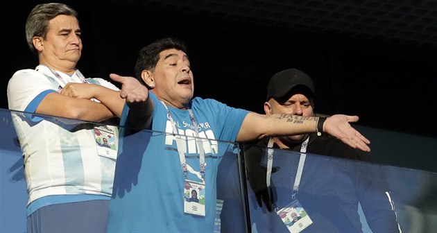 Diego Armando Maradona vzrušeně prožívá zápas Argentiny s Nigérií. Diego Armando Maradona vzrušeně prožívá zápas Argentiny s Nigérií.
