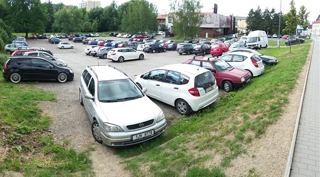 Odstavná plocha v havlíčkobrodské Žižkově ulici vedle kulturního domu Ostrov... Odstavná plocha v havlíčkobrodské Žižkově ulici vedle kulturního domu Ostrov...