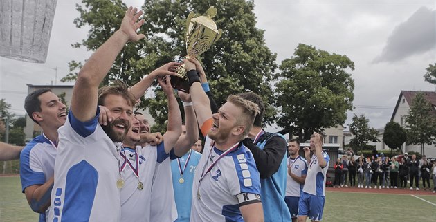 Hráči národní házené z Přeštic se radují z mistrovského titulu. Hráči národní házené z Přeštic se radují z mistrovského titulu.