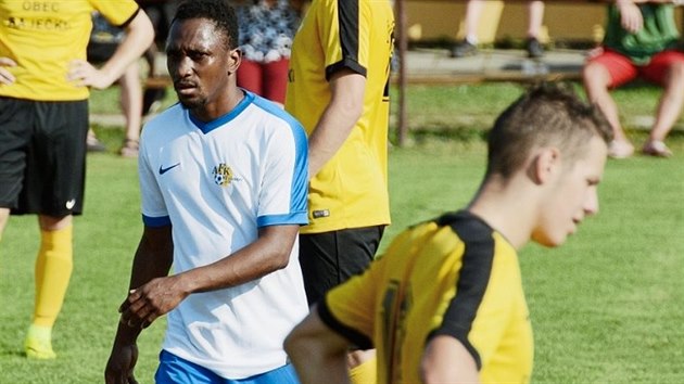 Mohamed Traore v bílém v dresu Tišnova Mohamed Traore v bílém v dresu Tišnova