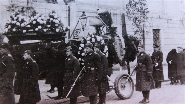 Pohřeb Melče, který mu vypravil stát. Pohřeb Melče, který mu vypravil stát.