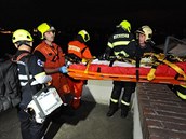 Muž v centru Prahy spadl z 15metrové výšky, museli ho vyprostit hasiči (22.... Muž v centru Prahy spadl z 15metrové výšky, museli ho vyprostit hasiči (22....
