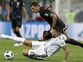 Argentinsk obrnce Nicols Otamendi se sna odklidit m ped rozbhnutm...