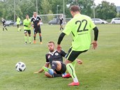 Momentka z ppravnho utkn mezi fotbalisty eskch Budjovic (v ernm) a...