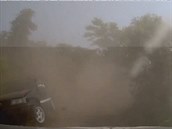 Mladík se snažil ujet policii, jeho auto spadlo do příkopu Mladík se snažil ujet policii, jeho auto spadlo do příkopu