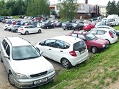 Odstavná plocha v havlíčkobrodské Žižkově ulici vedle kulturního domu Ostrov... Odstavná plocha v havlíčkobrodské Žižkově ulici vedle kulturního domu Ostrov...