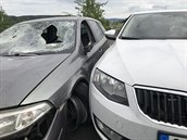 Konec honičky. Nabouraný Renault (vlevo) ujíždějícího řidiče i policejní auto. Konec honičky. Nabouraný Renault (vlevo) ujíždějícího řidiče i policejní auto.