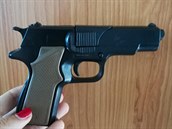 Žena se vydala loupit do zlatnictví s plastovou hračkou. Žena se vydala loupit do zlatnictví s plastovou hračkou.