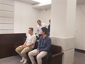 Dva z trojice mužů, kteří loni v září napadli v Plzni exekutory. Vlevo Dominik... Dva z trojice mužů, kteří loni v září napadli v Plzni exekutory. Vlevo Dominik...