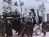 Pohřeb Melče, který mu vypravil stát. Pohřeb Melče, který mu vypravil stát.