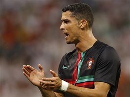 Portugalsk kapitn Cristiano Ronaldo se pipravuje na duel s rnem.