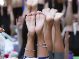 Lidé slavili mezinárodní den jógy i na Times Square.