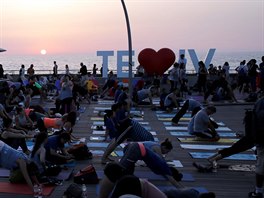 Lidé slavili mezinárodní den jógy i v Tel Avivu.