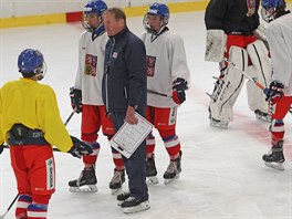 Kou hokejov reprezentace do 18 let Alois Hadamczik bhem kempu v Kravach