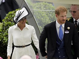 Vévodkyn Meghan a princ Harry se na dostizích v Ascotu ukázali pesn msíc po...