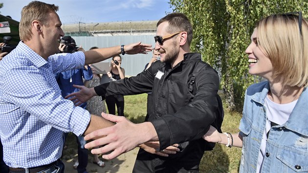 Oleg Navalnyj se po proputn z vzen ve vsi Narykino setkal se svm bratrem Alexejem, nejznmjm pedstavitelem rusk opozice (29. ervna 2018)